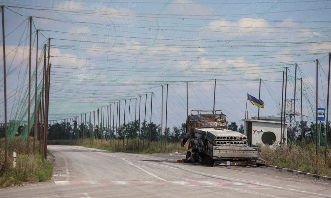 Lưới chống drone trên tuyến đường gần thành phố Dobropillia, tỉnh Donetsk ngày 10/8. Ảnh: Reuters