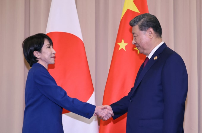 Thủ tướng Nhật Bản Sanae Takaichi (trái) bắt tay Chủ tịch Trung Quốc Tập Cận Bình trong cuộc gặp bên lề APEC tại Gyeongju, Hàn Quốc ngày 31/10. Ảnh: AFP