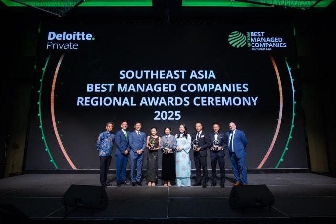 Đại diện Apollo English nhận giải thưởng tại Kuala Lumpur. Ảnh: Apollo English