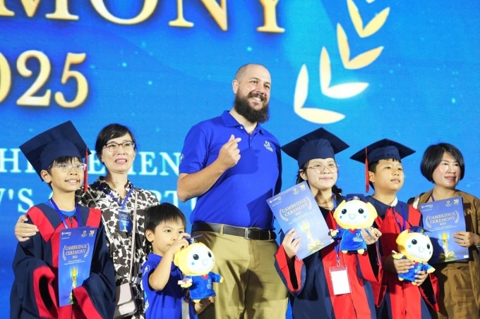 Apollo English vinh danh học sinh. Ảnh: Apollo English