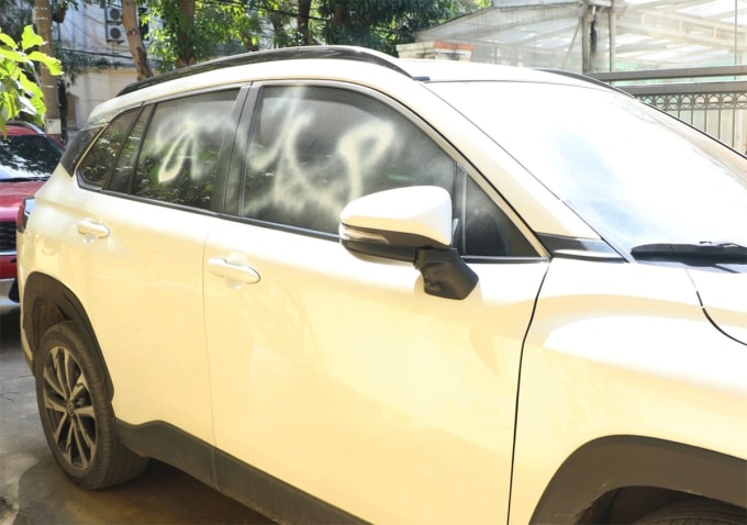 Ôtô 5 chỗ bị xịt sơn ở phường Thành Vinh, tỉnh Nghệ An, ngày 21/11. Ảnh: Hùng Lê
