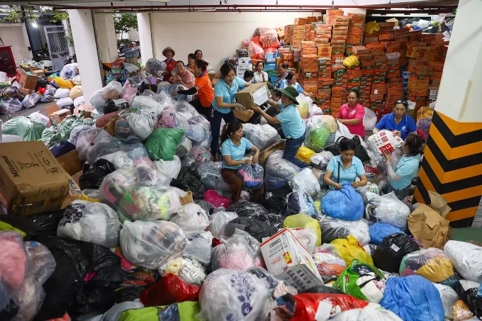 Tập kết hàng cứu trợ ở Uỷ ban MTTQ Việt Nam TP HCM. Ảnh: Quỳnh Trần
