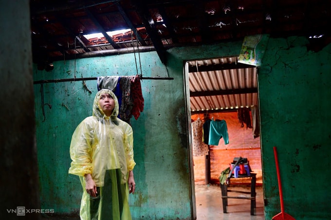 Chị Nguyễn Thị Phương trong căn nhà nơi ba mẹ con mắc kẹt từ tối 19/11 khi nước dâng cao. Ảnh: Đình Văn