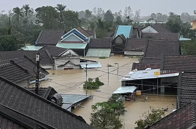 Nước ngập ngang mái nhà ở xã Hoà Thịnh ngày 20/11. Ảnh: Nam Phát