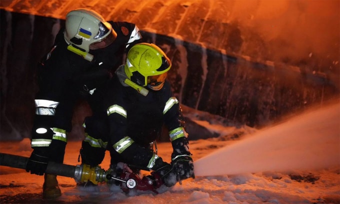 Lính cứu hỏa Ukraine dập tắt đám cháy sau khi Nga tập kích Kiev ngày 25/11. Ảnh: DSNS Ukraine