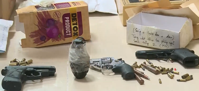 Súng, lựu đạn bị thu giữ. Ảnh: VTV