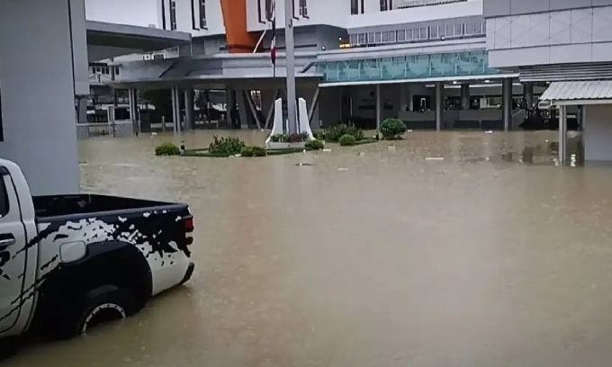 Nước lũ tràn vào khuôn viện bệnh viện Hat Yai tại tỉnh Songkhla ngày 24/11. Ảnh: Nation
