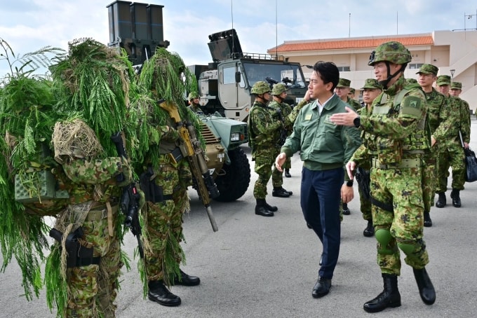 Bộ trưởng Quốc phòng Shinjiro Koizumi thăm đơn vị trên đảo tiền tiêu Yonaguni ngày 22-23/11. Ảnh: Bộ Quốc phòng Nhật Bản