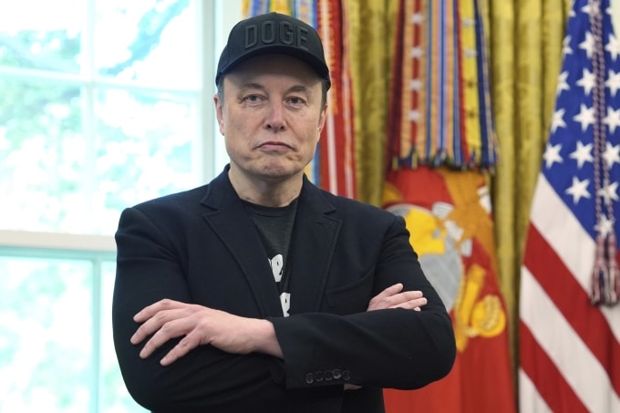 Ông Elon Musk đội mũ có dòng chữ DOGE khi dự cuộc họp tại Nhà Trắng hôm 30/5. Ảnh: AP