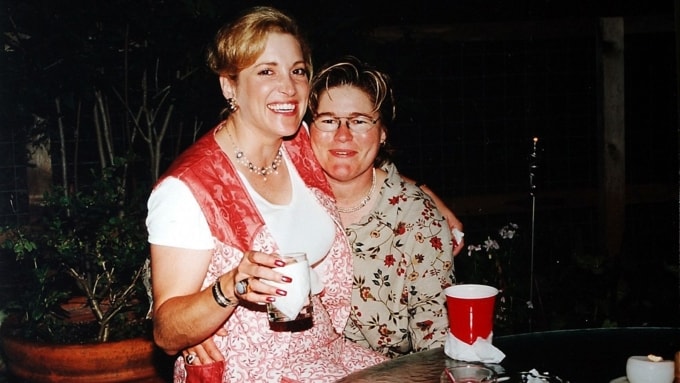 Celeste Beard ngồi vào lòng Tracey Tarlton. Ảnh: ABC