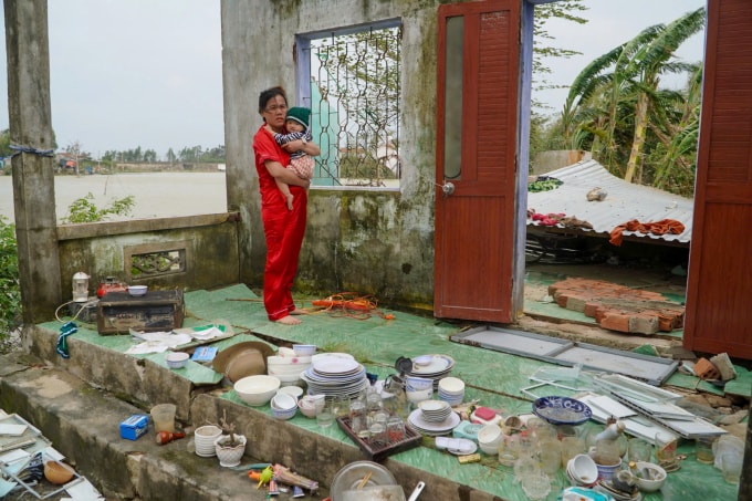 Hơn một tuần sau lũ lịch sử, hàng trăm hộ dân tại xã Hòa Xuân Đông, Đăk Lăk nằm ven sông Bàn Thạch vẫn bị cô lập giữa biển nước. Ảnh: Đình Văn