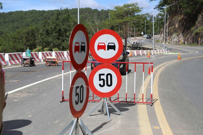 Biển giới hạn tốc độ được cơ quan chức năng đặt đoạn giữa đèo Prenn. Ảnh: Khánh Hương