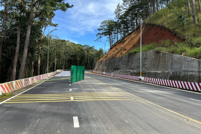 Mặt nền đường khu vực sạt lở đang được khắc phục, xe được lưu thông mặt đường phía taluy dương. Ảnh: Khánh Hương