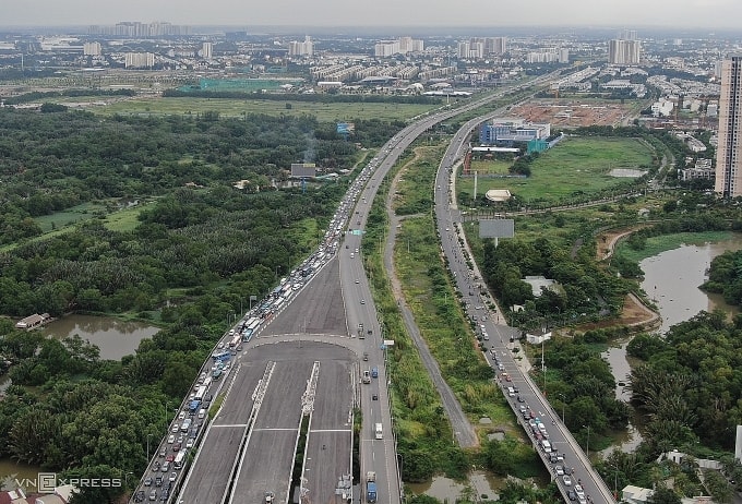Cao tốc TP HCM - Long Thành - Dầu Giây (bên trái) kết nối nút giao An Phú chuẩn bị được TP HCM mở rộng. Ảnh: Giang Anh