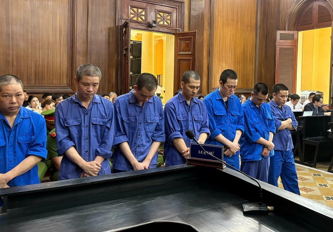 Bị cáo Hoàng Phi (ngoài cùng bên phải) cùng đồng phạm tại tòa. Ảnh: Bình Nguyên