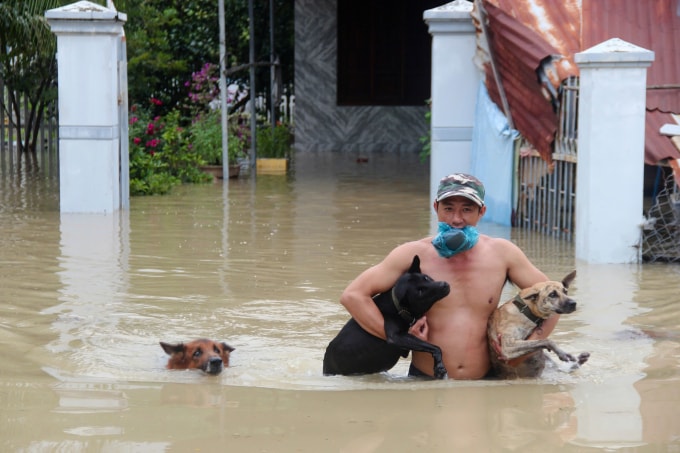 Nhiều nơi ở đô thị Nha Trang ngập ngang người do mưa lũ tràn về, ngày 17/11. Ảnh: Trần Hóa
