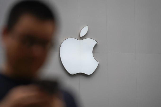 Logo Apple tại một cửa hàng ở chợ điện tử Thâm Quyến, Trung Quốc, tháng 4/2024. Ảnh: Lưu Quý