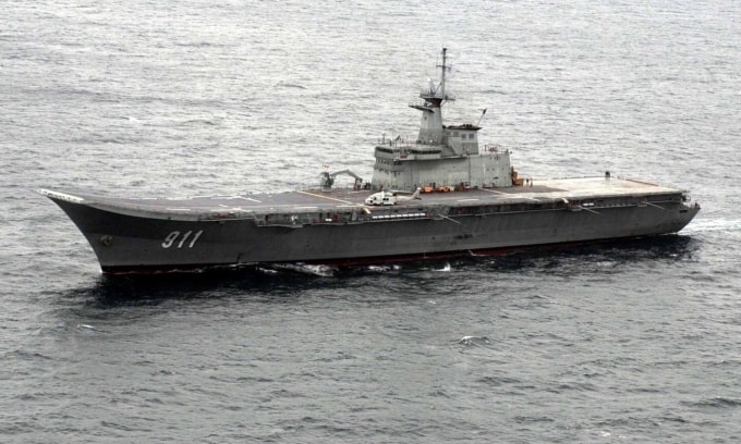 HTMS Chakri Naruebet diễn tập ở Vịnh Thái Lan hồi năm 2001. Ảnh: Wikipedia