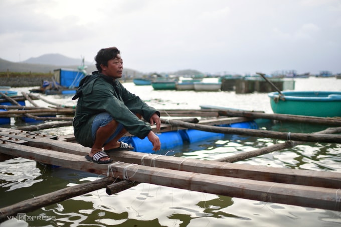Anh Hạnh bất lực khi không cứu được bè tôm trong đợt lũ lịch sử. Ảnh: Thanh Tùng