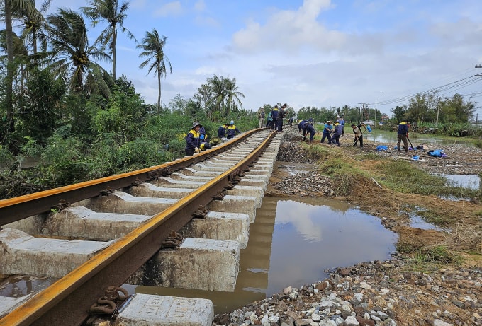 Đoạn đường sắt bị xói lở phải gia cố nhiều ngày. Ảnh: VNR