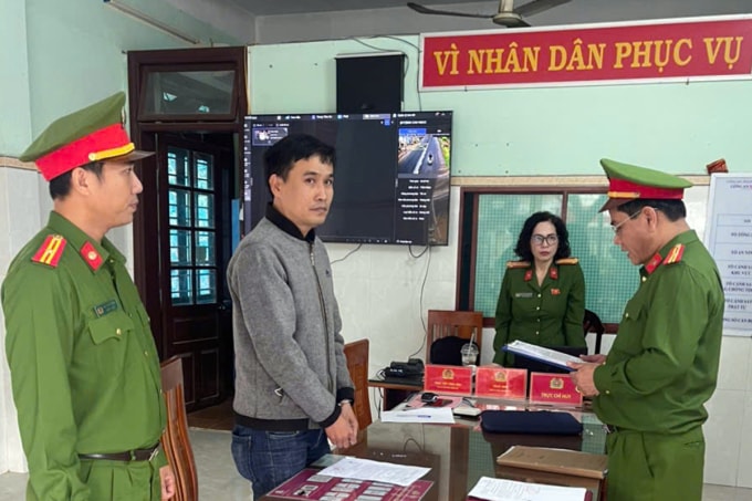 Phan Tấn Trỉ nghe đọc lệnh khởi tố. Ảnh: Công an cung cấp