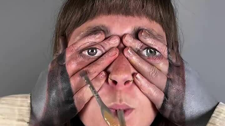 Milly Bampini dùng miệng vẽ