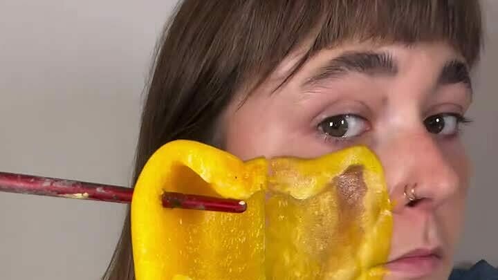 Milly Bampini dùng miệng vẽ nửa miếng ớt chuông