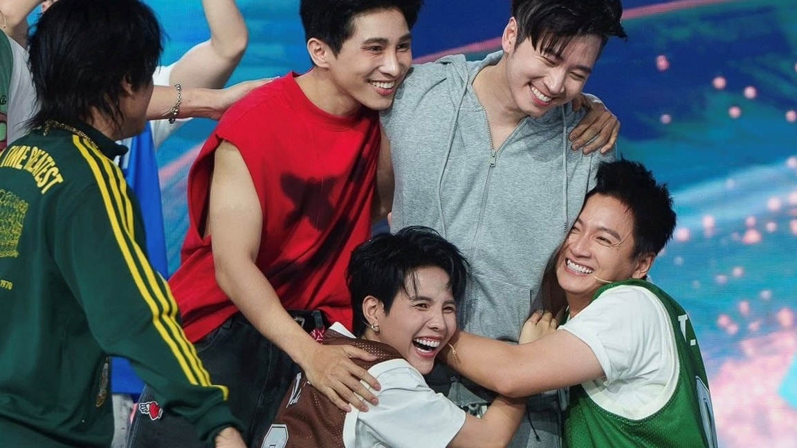 Vũ Cát Tường thể hiện vũ đạo trong Anh trai say hi