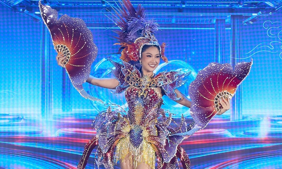 Phương Linh giới thiệu trang phục Carnival Costume tại Miss Cosmo 2025