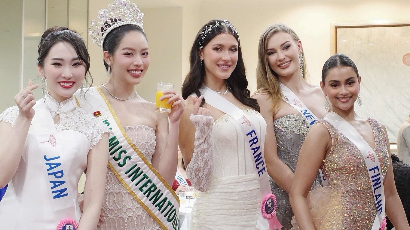 Thanh Thủy giao lưu cùng thí sinh Miss International