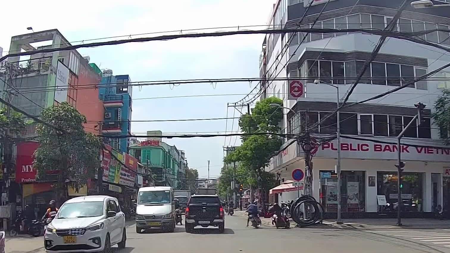 Xe máy đi thẳng đâm vào xe máy rẽ tắt ở ngã tư