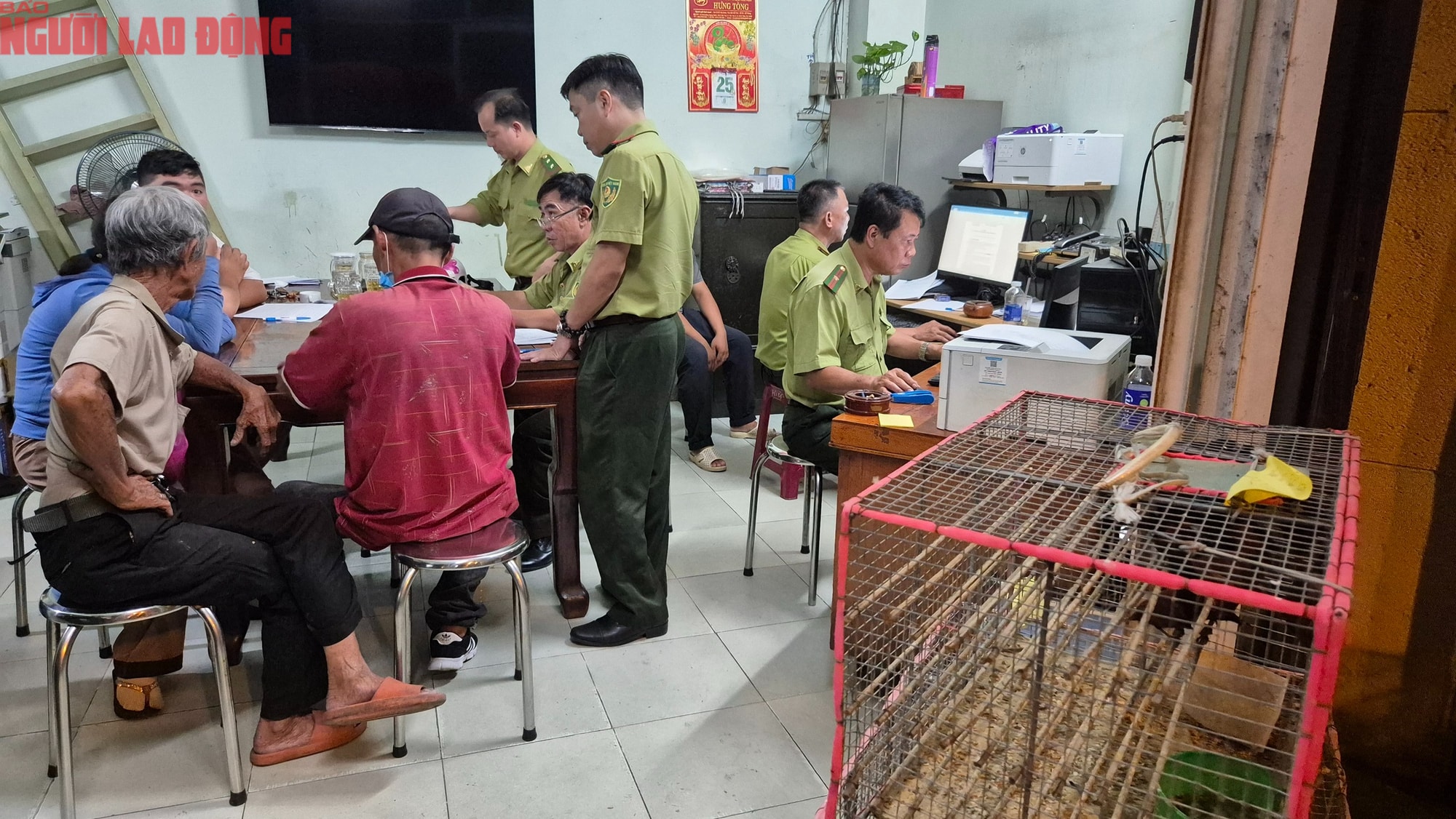 TPHCM xử lý tiểu thương lấn chiếm lòng đường bán chim hoang dã trái phép - Ảnh 8. TPHCM xử lý tiểu thương lấn chiếm lòng đường bán chim hoang dã trái phép - Ảnh 8.