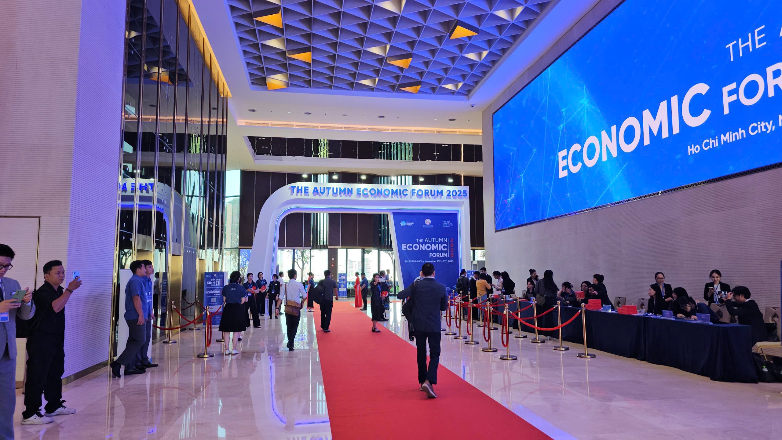 Hình ảnh an ninh thắt chặt nhiều lớp tại Diễn đàn Kinh tế mùa thu 2025 - Ảnh 3.