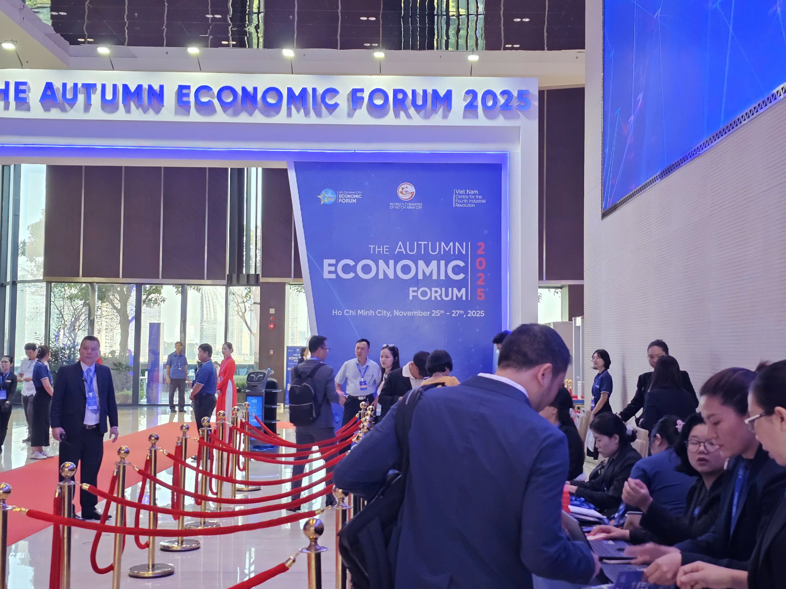 An ninh thắt chặt tại Diễn đàn Kinh tế mùa thu 2025 ở TP HCM - Ảnh 3. An ninh thắt chặt tại Diễn đàn Kinh tế mùa thu 2025 ở TP HCM - Ảnh 3.