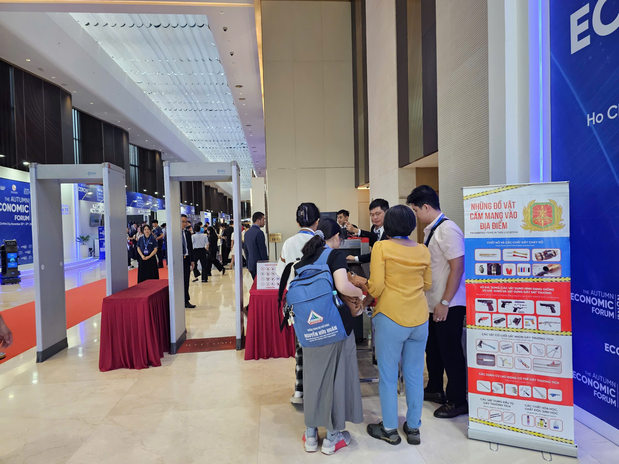 An ninh thắt chặt tại Diễn đàn Kinh tế mùa thu 2025 ở TP HCM - Ảnh 4. An ninh thắt chặt tại Diễn đàn Kinh tế mùa thu 2025 ở TP HCM - Ảnh 4.