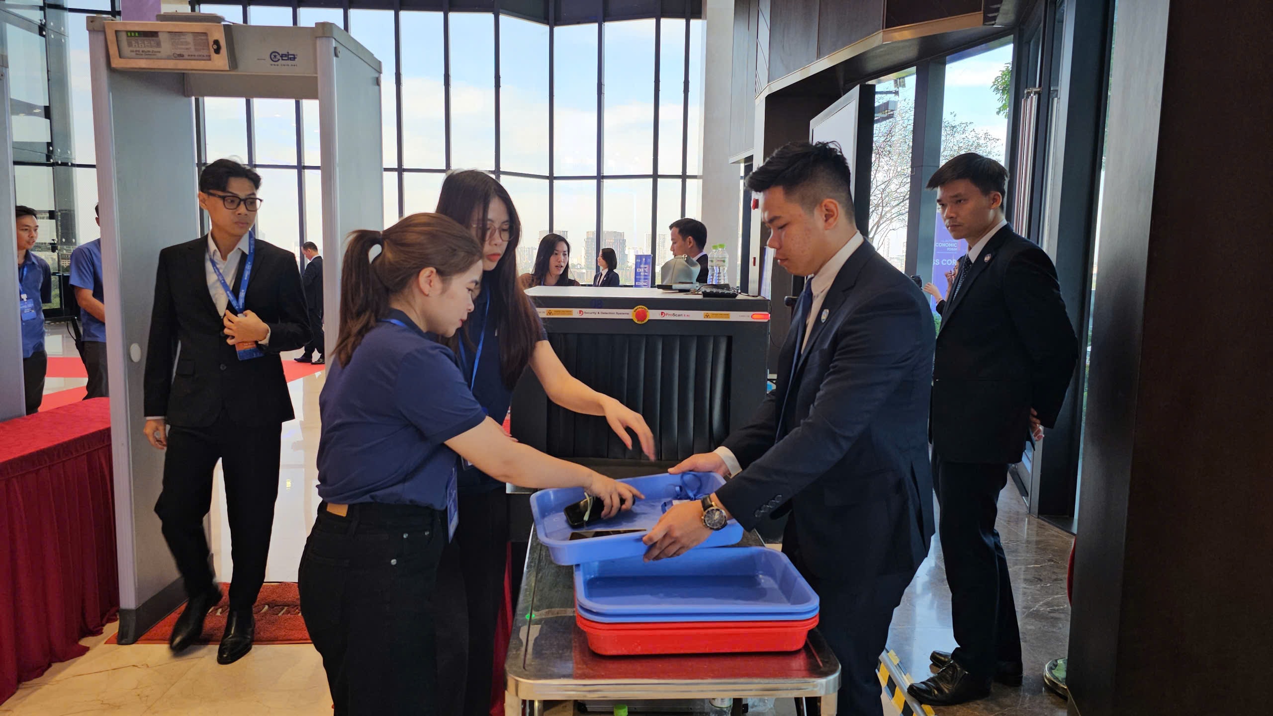An ninh thắt chặt tại Diễn đàn Kinh tế mùa thu 2025 ở TP HCM - Ảnh 5. An ninh thắt chặt tại Diễn đàn Kinh tế mùa thu 2025 ở TP HCM - Ảnh 5.