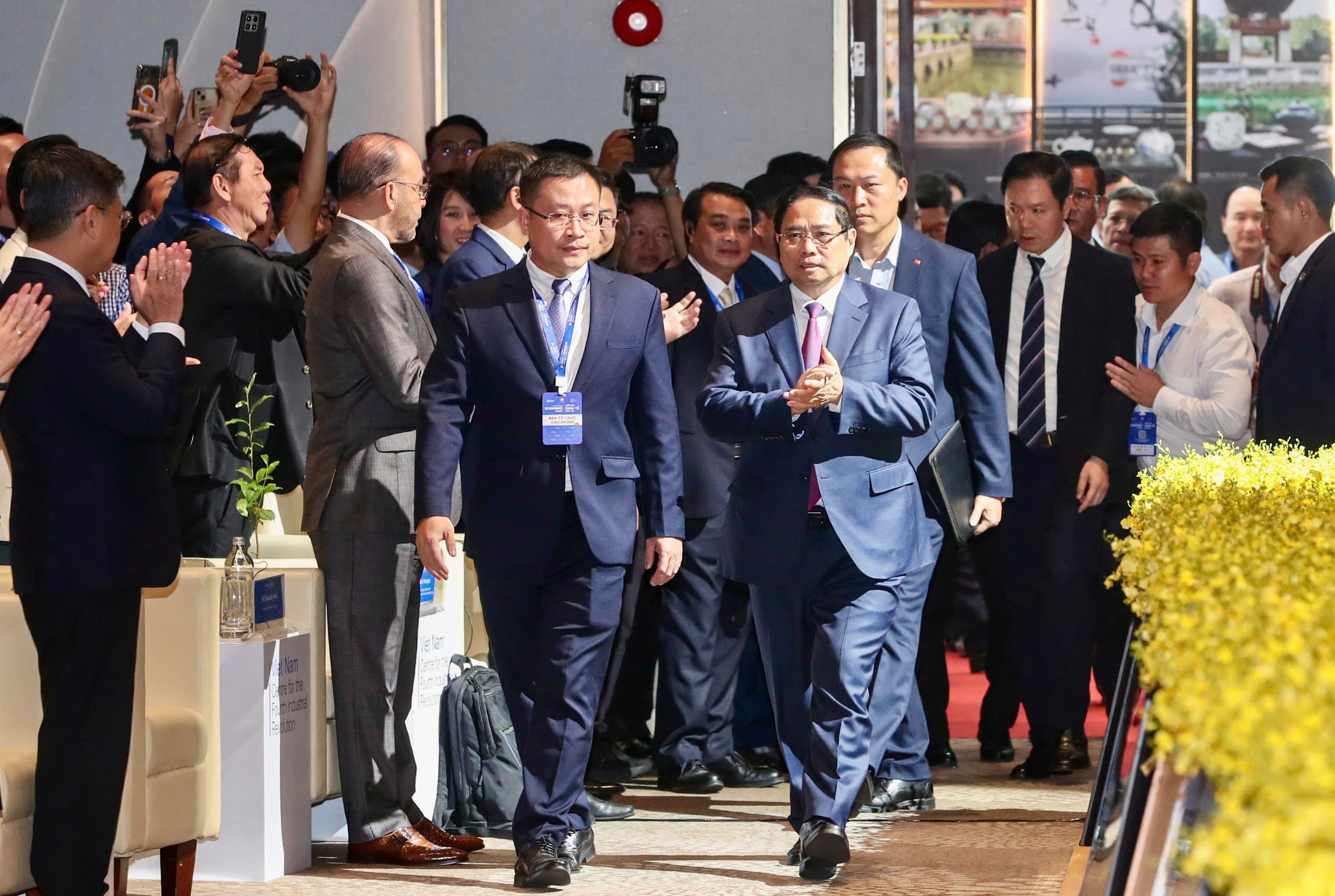 Hình ảnh Thủ tướng Chính phủ Phạm Minh Chính dự Diễn đàn kinh tế mùa thu 2025 - Ảnh 1.