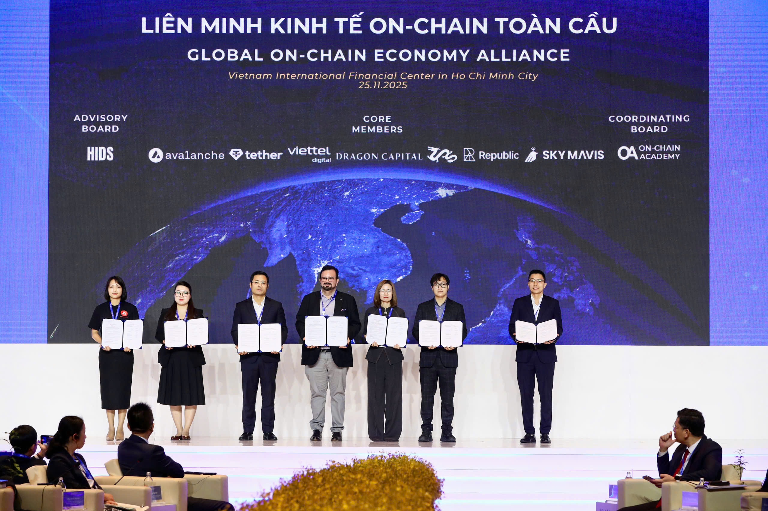TP HCM hợp tác với Binance phát triển Trung tâm Tài chính quốc tế Việt Nam - Ảnh 1.