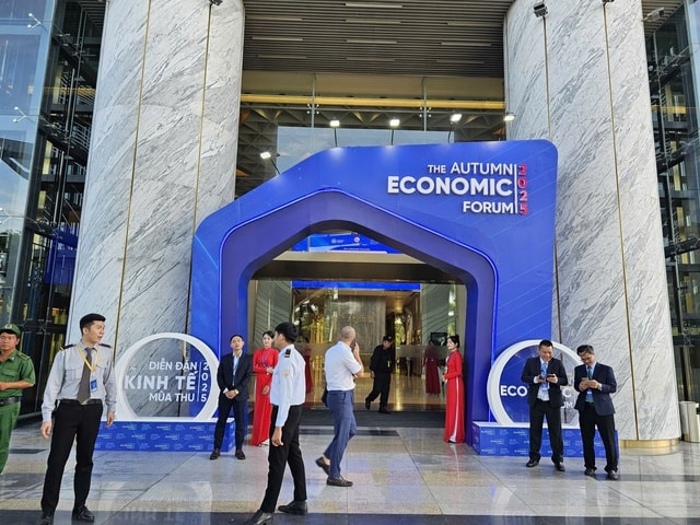 An ninh thắt chặt tại Diễn đàn Kinh tế mùa thu 2025 ở TP HCM - Ảnh 2. An ninh thắt chặt tại Diễn đàn Kinh tế mùa thu 2025 ở TP HCM - Ảnh 2.