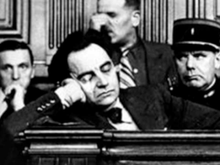 Vẻ ung dung chống tay ngủ của Marcel Petiot tại tòa. (Nguồn: Historic Mysteries)