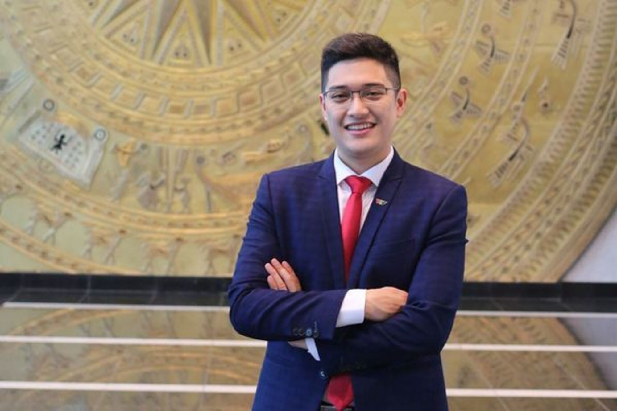 Anh gây ấn tượng với vẻ ngoài điển trai, lối dẫn rõ ràng, mạch lạc và dễ hiểu.