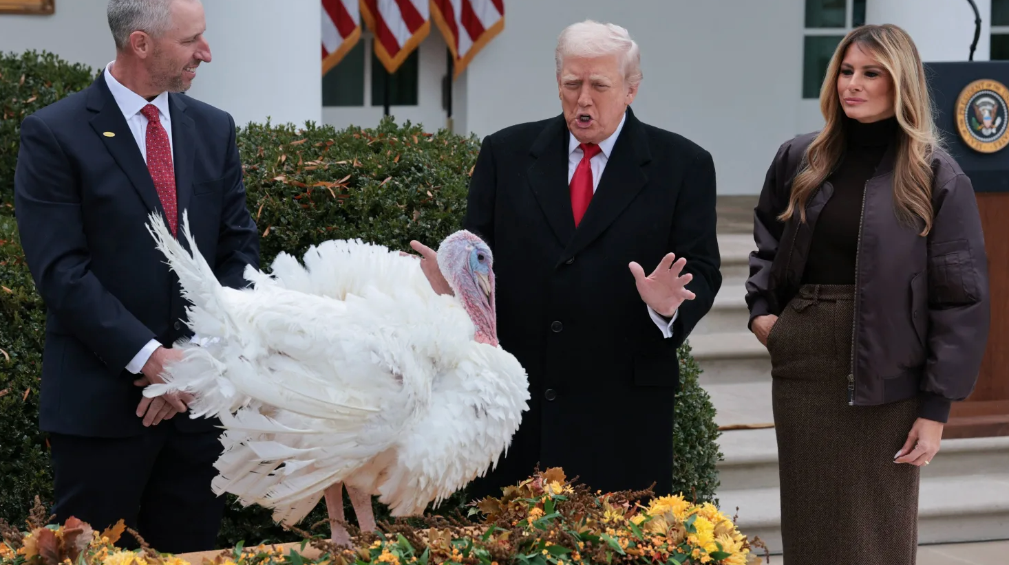 Tổng thống Mỹ Donald Trump cùng chú gà tây được ân xá. (Ảnh: Reuters)