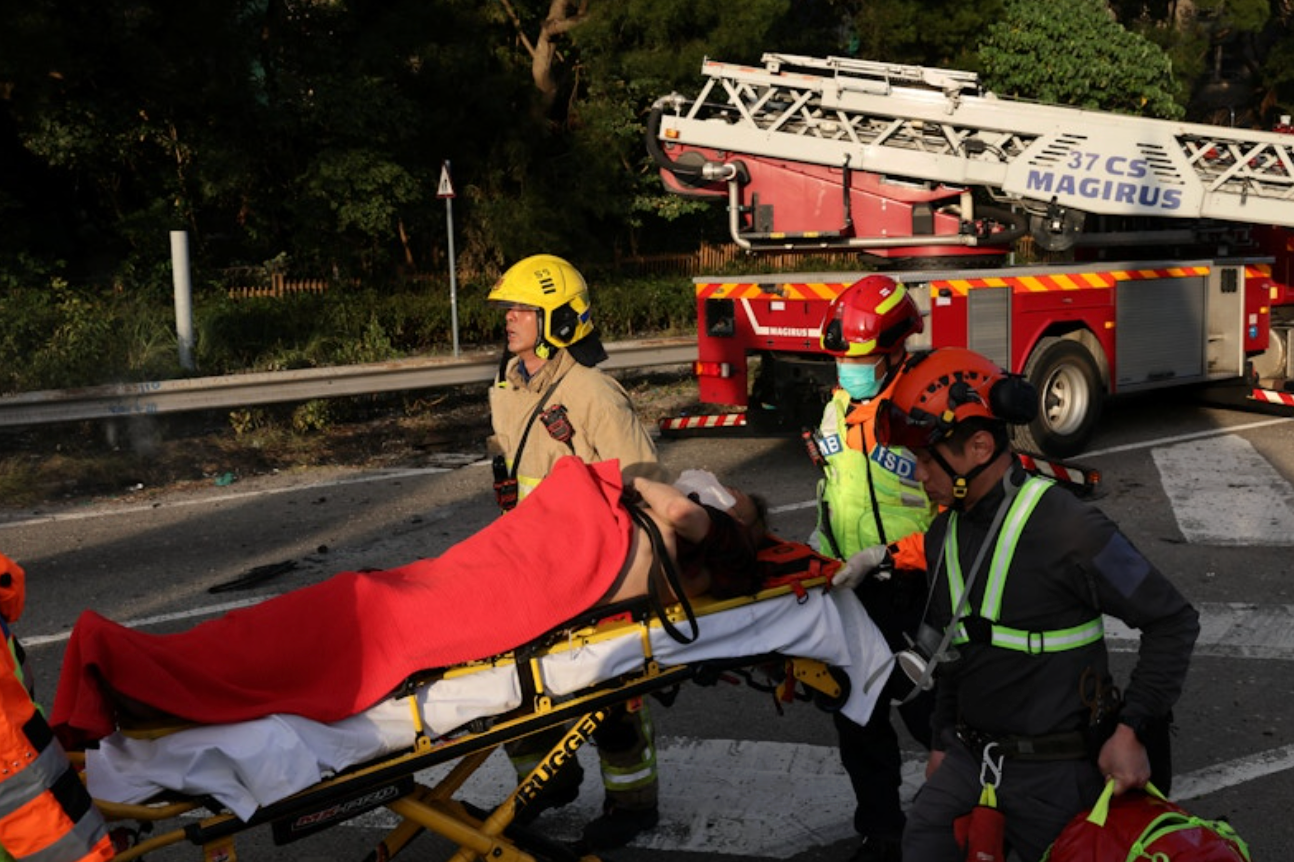 Giám đốc Sở Cứu hỏa Andy Yeung thông tin với phóng viên rằng trong số những người thiệt mạng có một lính cứu hỏa và một người khác đang được điều trị do kiệt sức vì nóng. Lực lượng cứu hộ cũng nhận được nhiều báo cáo về những người bị mắc kẹt trong tòa nhà, nhưng không cung cấp thông tin chi tiết. (Ảnh: Reuters)