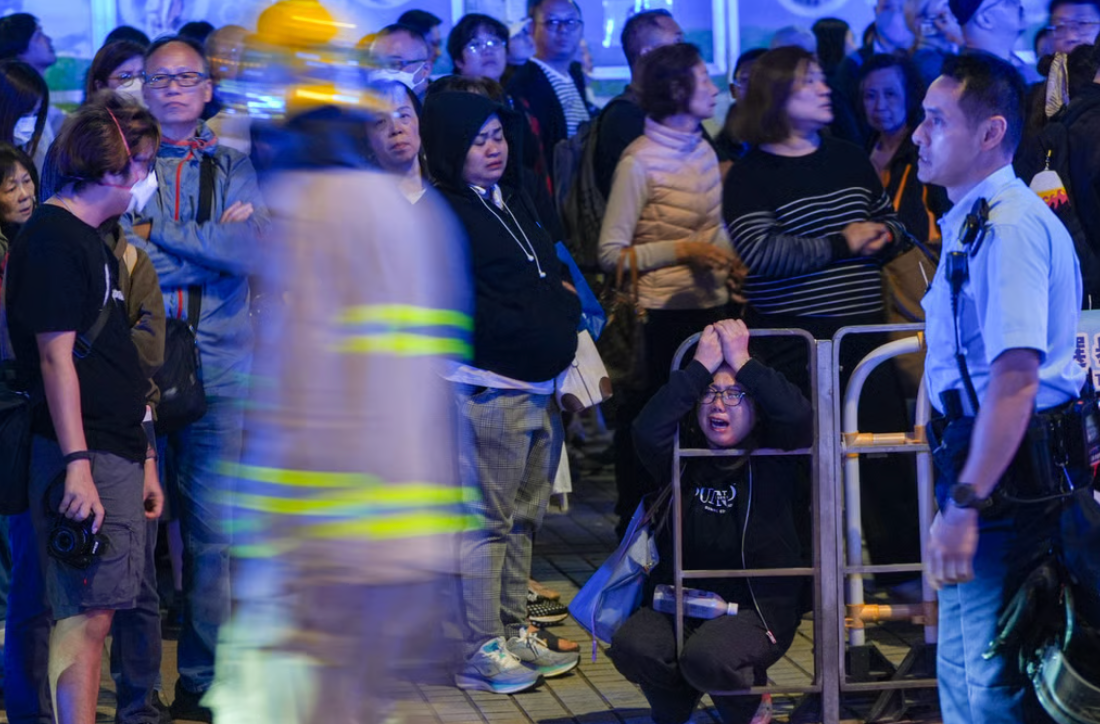 Một người phụ nữ họ Kam (60 tuổi) là cư dân của khu nhà Kwong Fuk liền kề cho biết, một số người bạn của bà sống ở khu Vương Phúc và tất cả đều được tìm thấy, ngoại trừ một cụ bà ngoài 70 tuổi. (Ảnh: SCMP)