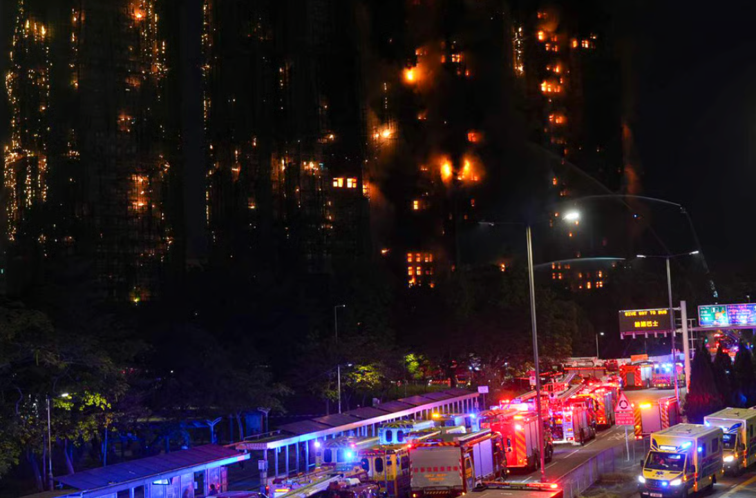 Tổng cộng 128 xe cứu hỏa, 57 xe cứu thương, 767 lính cứu hỏa và 400 cảnh sát được triển khai để dập tắt đám cháy dữ dội. (Ảnh: Sam Tsang)