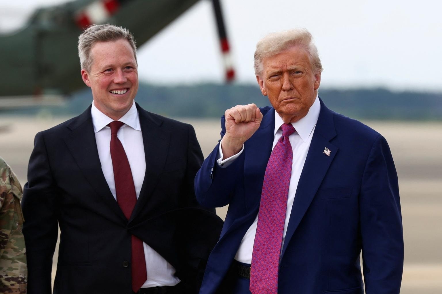 Bộ trưởng Lục quân Mỹ Daniel Driscoll và Tổng thống Donald Trump. (Ảnh: Reuters)