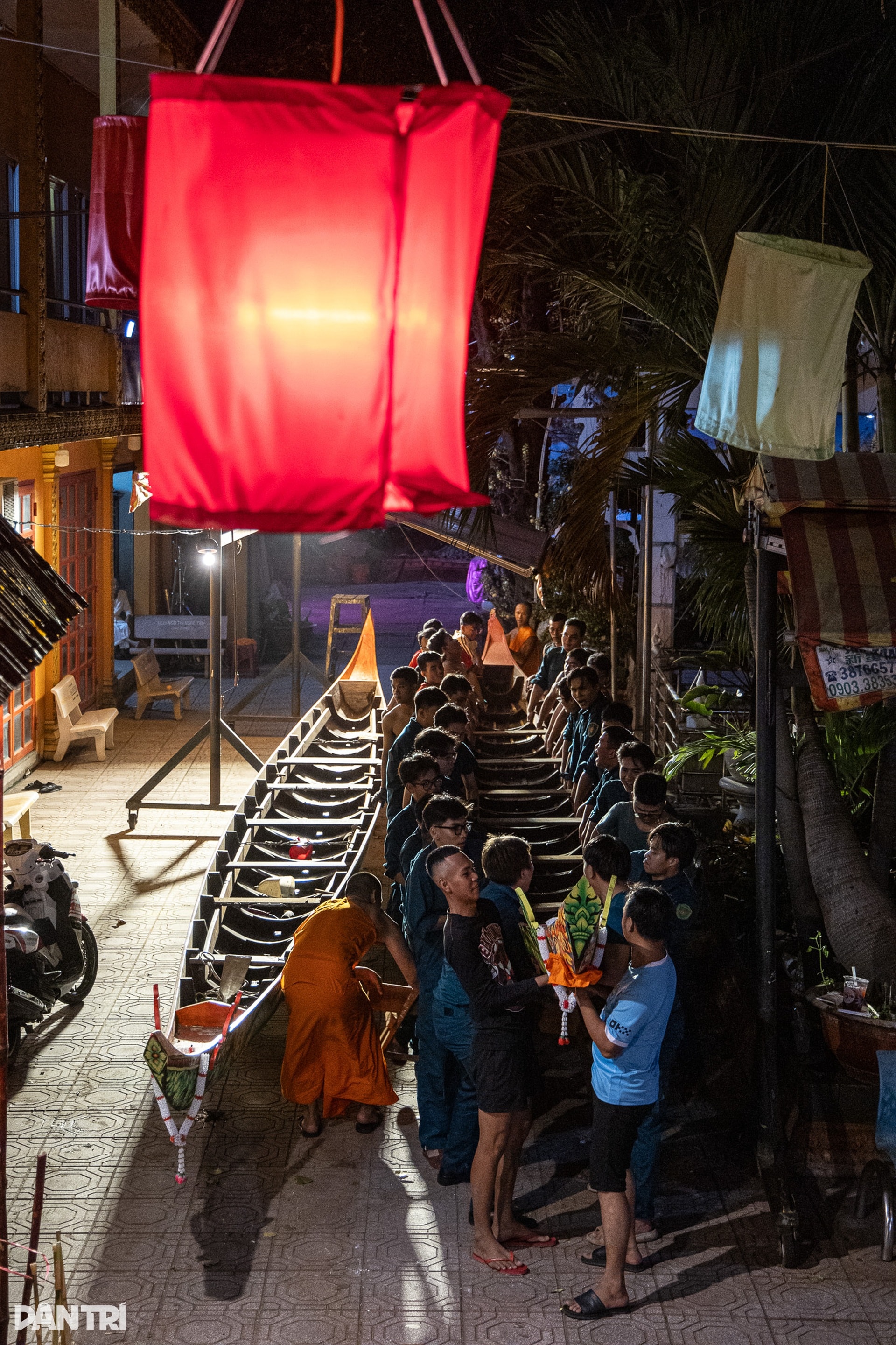 Xuyên đêm hạ thuỷ ghe ngo ở kênh Nhiêu Lộc, sẵn sàng cho lễ hội tại TPHCM - 4 Xuyên đêm hạ thuỷ ghe ngo ở kênh Nhiêu Lộc, sẵn sàng cho lễ hội tại TPHCM - 4