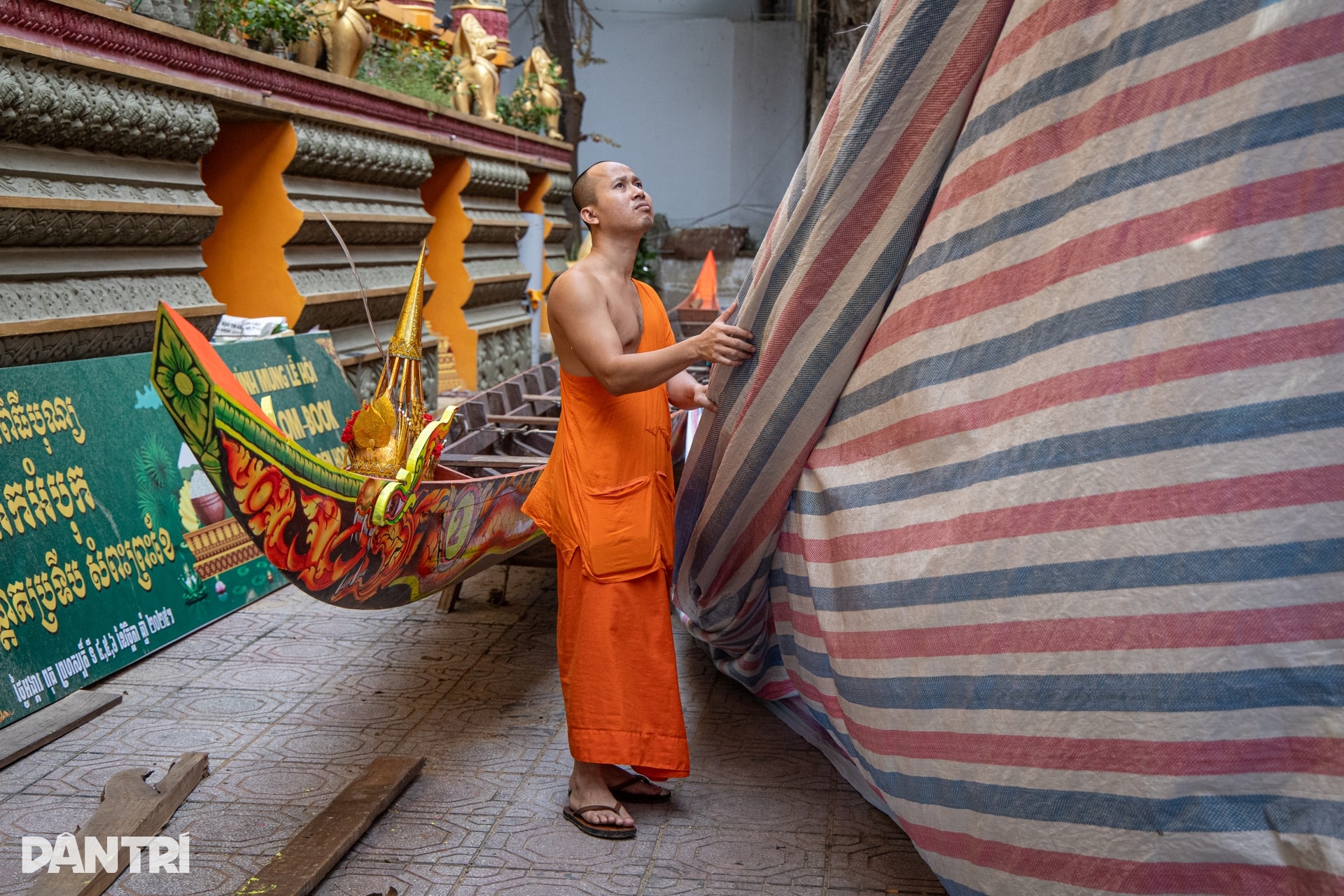 Xuyên đêm hạ thuỷ ghe ngo ở kênh Nhiêu Lộc, sẵn sàng cho lễ hội tại TPHCM - 12 Xuyên đêm hạ thuỷ ghe ngo ở kênh Nhiêu Lộc, sẵn sàng cho lễ hội tại TPHCM - 12