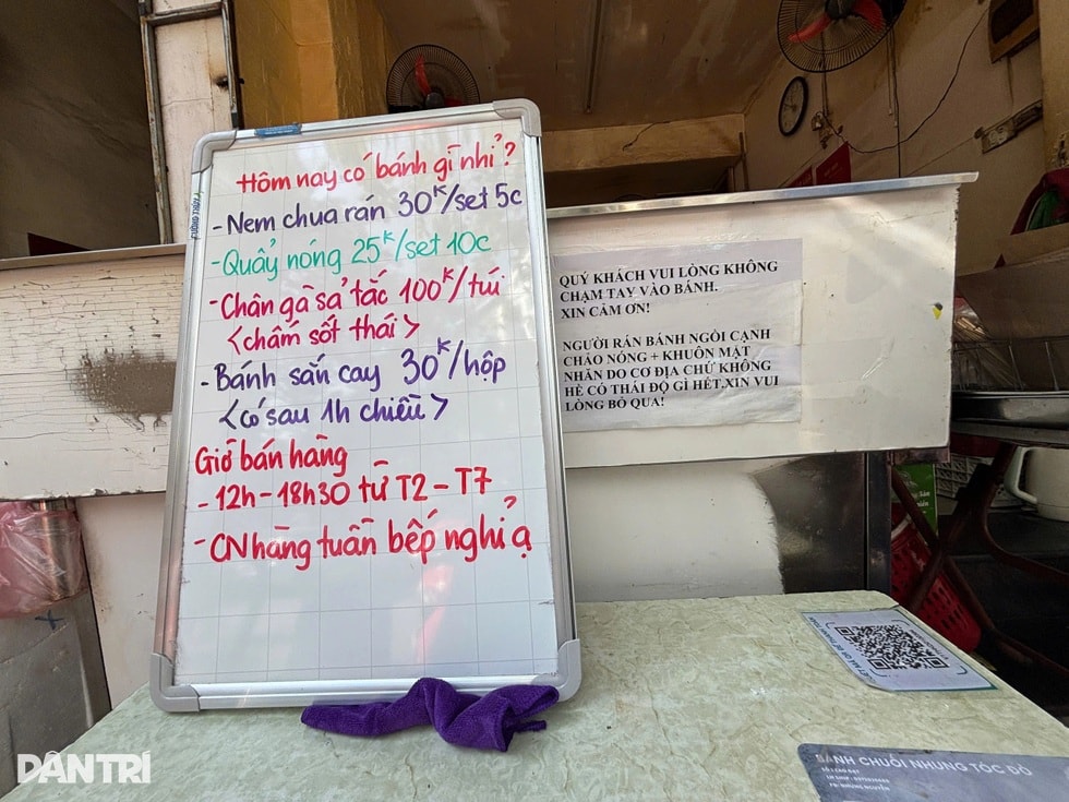 Quán bánh chuối gây tranh cãi ở Hà Nội, chưa tới giờ bán, khách vẫn cố chờ - 3 Quán bánh chuối gây tranh cãi ở Hà Nội, chưa tới giờ bán, khách vẫn cố chờ - 3