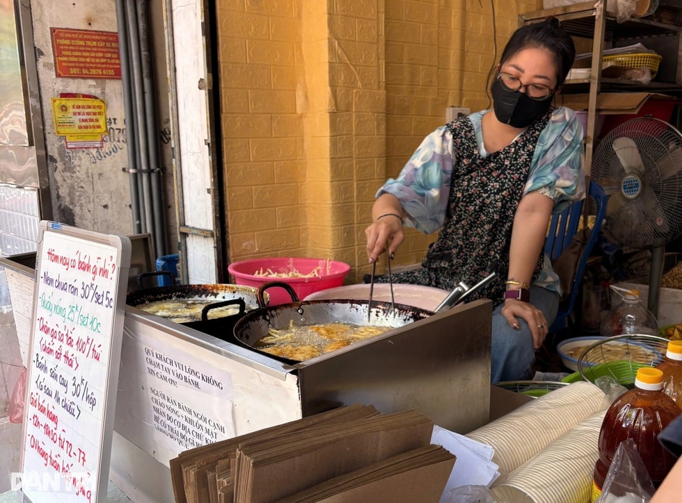 Quán bánh chuối gây tranh cãi ở Hà Nội, chưa tới giờ bán, khách vẫn cố chờ - 2 Quán bánh chuối gây tranh cãi ở Hà Nội, chưa tới giờ bán, khách vẫn cố chờ - 2